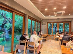 -Chom Cafe and Restaurant