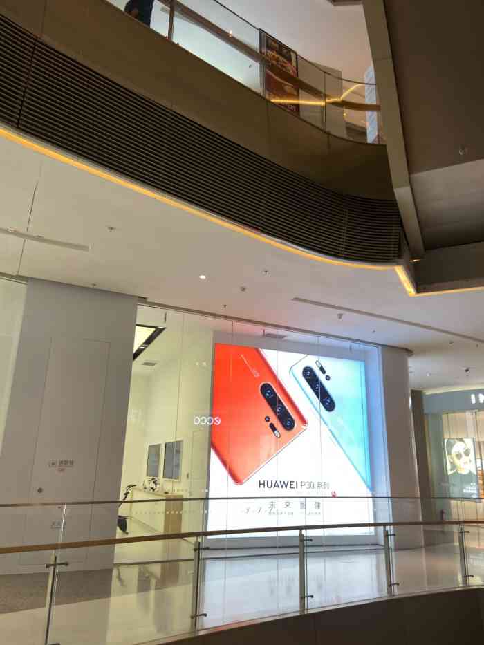 印象城华为授权体验店,于商场入口处,里面积挺大,装修的很大气