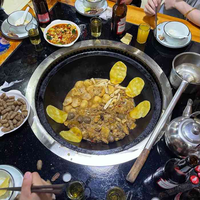 铁锅岁月(瑶琳路店)-"[薄荷]环境:很干净,位置也好找 [服.