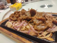 铁板黑椒牛柳-高第街56号港式餐厅·精选(世茂广场宽厚里大明湖店)