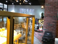 面包甜点陈列柜-啊噗吐呦现场烘焙(麦凯乐店)