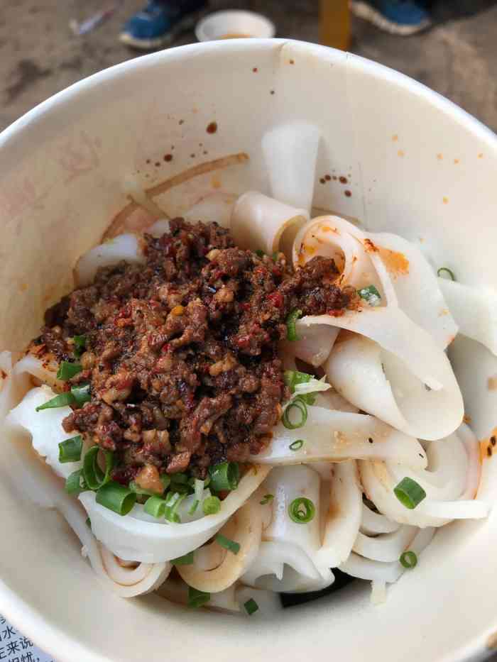 巍山任何一家卷粉都好吃,卷起来的加点肉酱太爽了