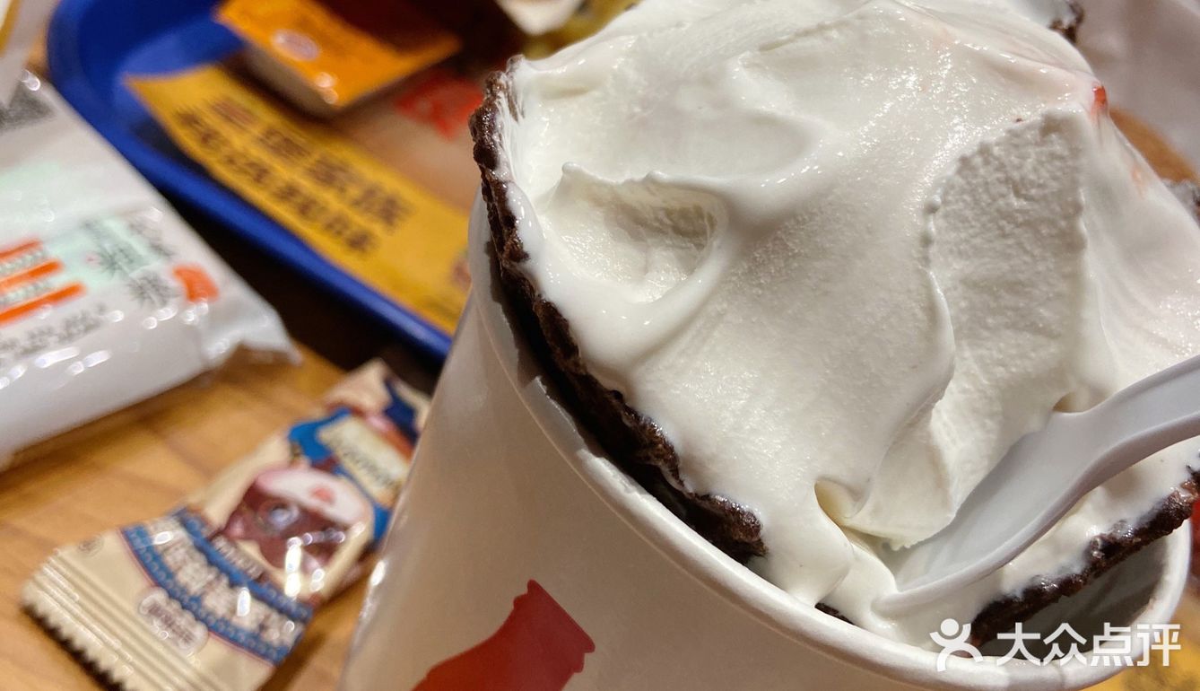 汉堡王布朗尼覆盆子甜筒做的特别大一个