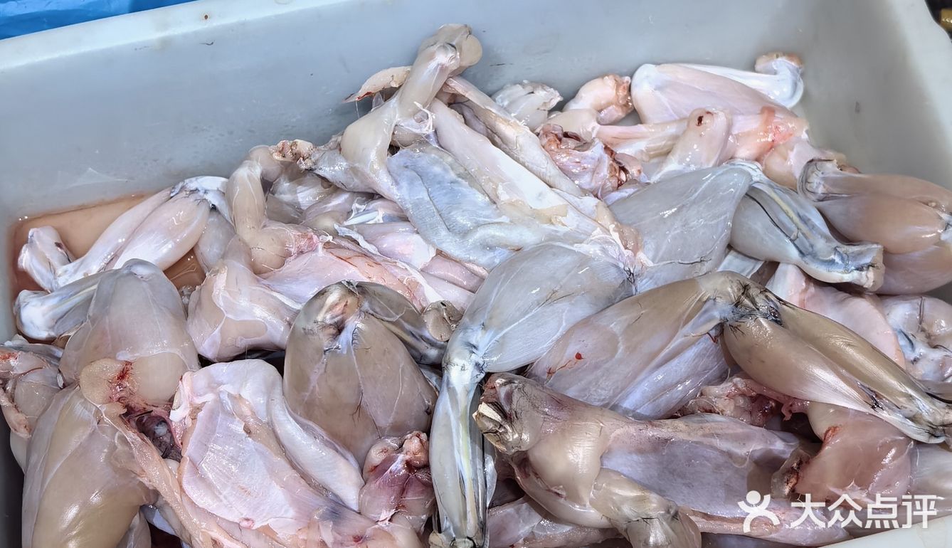 今天我要带你们探索一家超赞的海鲜大排档