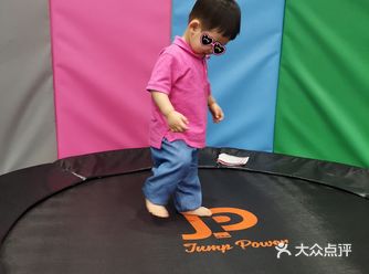 每次来都很喜欢在架子上爬来爬去，大概攀爬是男孩子的天