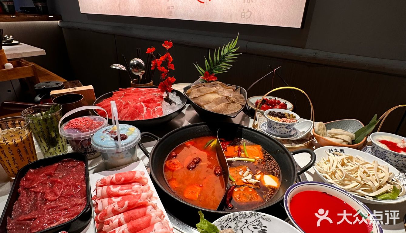 这家火锅。。。店员都被吃成好朋友拉❗️