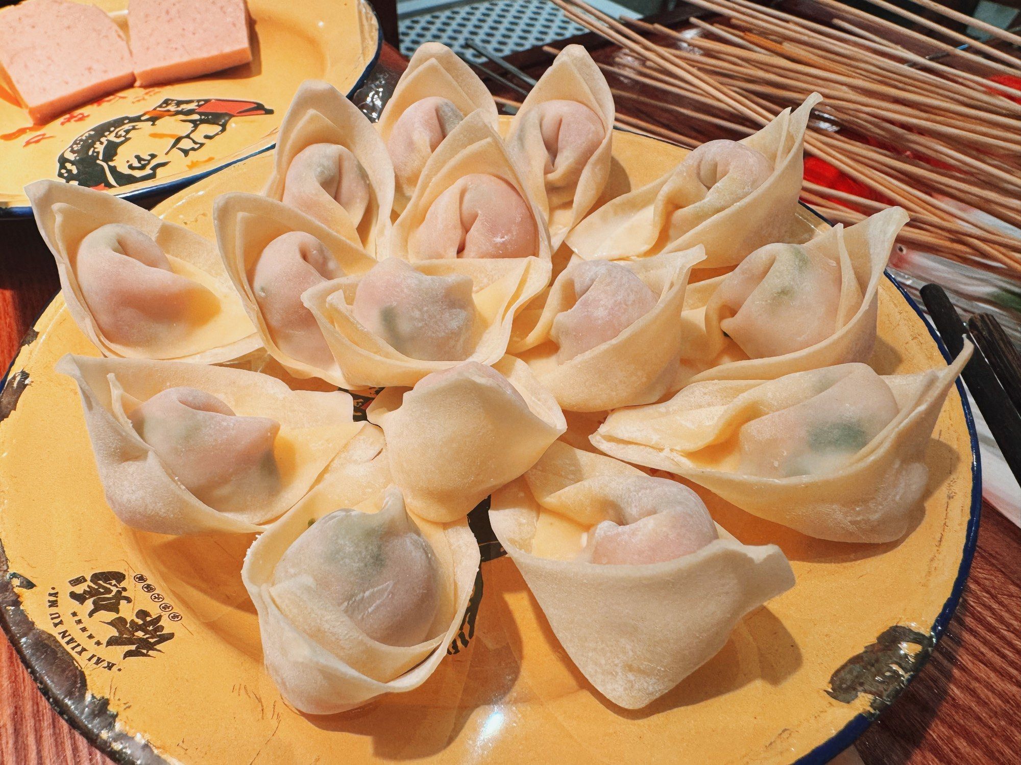 火锅店里吃馄饨