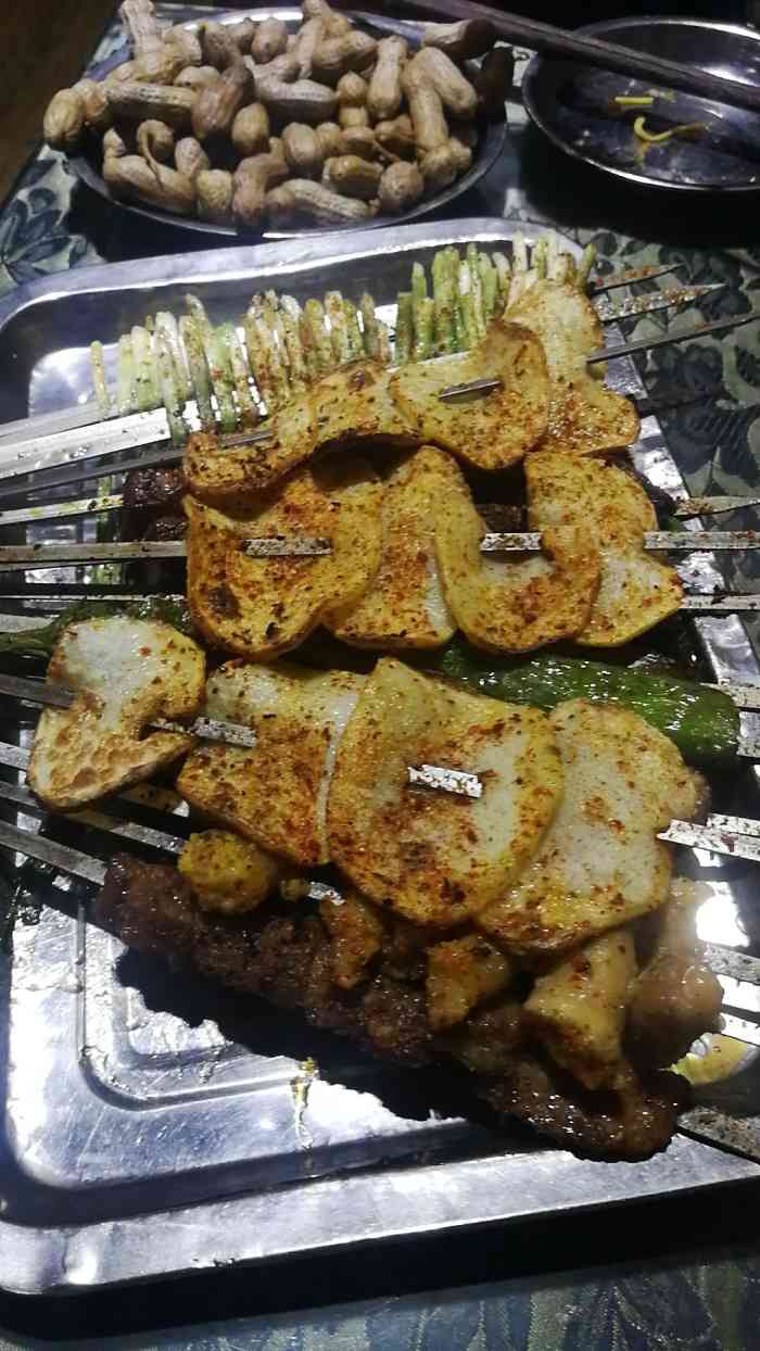之前就有朋友推荐过 昨天特意去吃了下 说下感受 烧烤品种比较多 价格