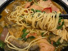 招牌炸酱酸辣米线-肥汁米蘭香港米线(长宁来福士店)