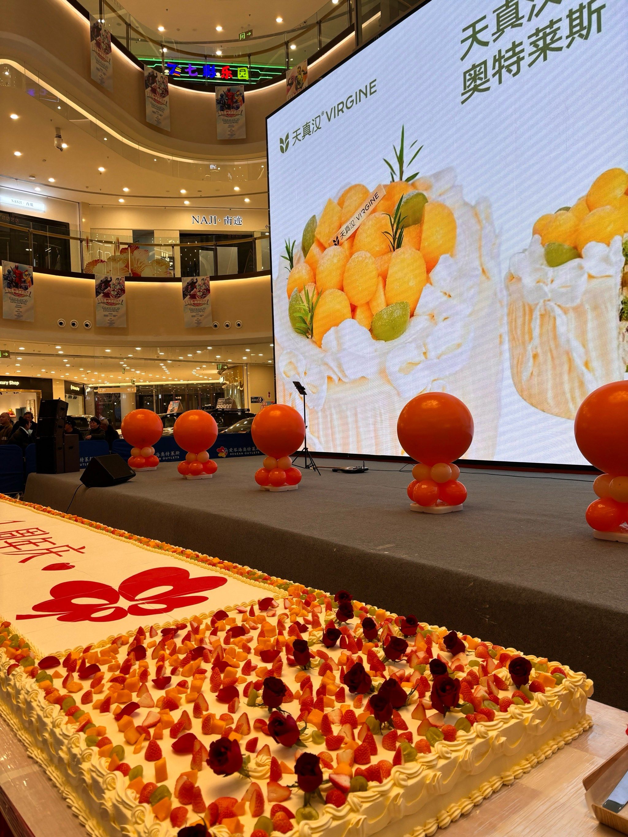 奥特莱斯巨型蛋糕!请大家免费吃🆓❗️