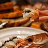 切成一段段很好入口 旁边是西西里小米做成的饼