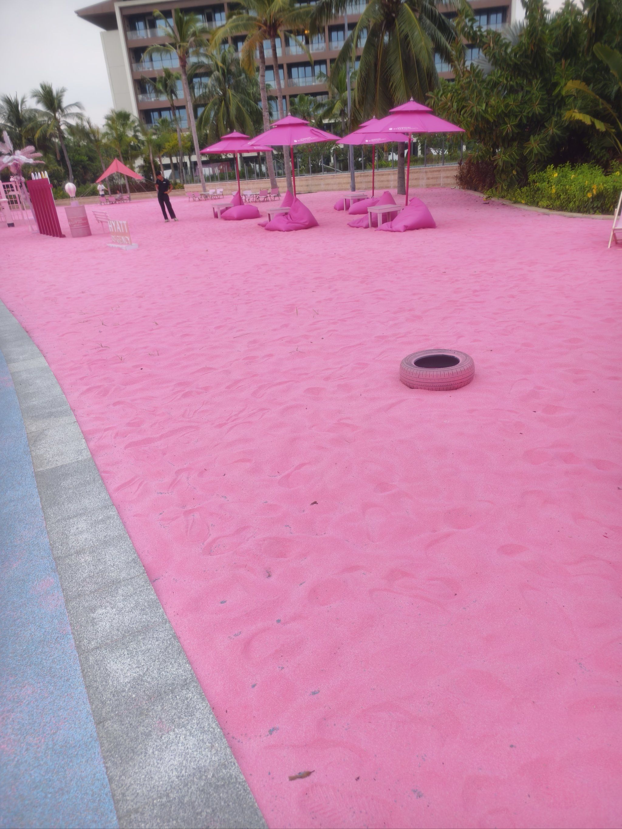 粉色沙滩很出片,海边沙子很不错就是无法下水