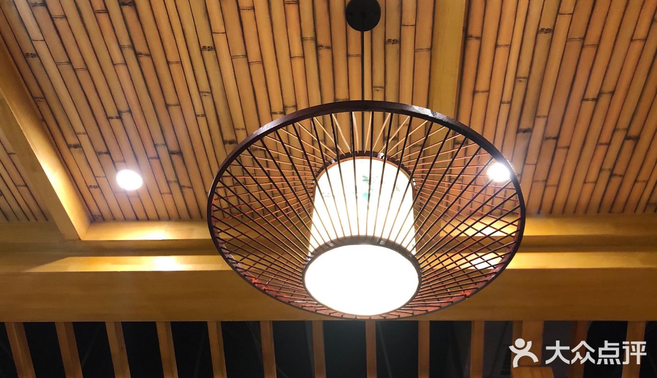 有肉，寿司，大酱汤，石锅拌饭。一定能吃饱吃好