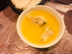 浓厚原只鸡煲花胶汤-鲜入围煮花胶鸡海鲜火锅
