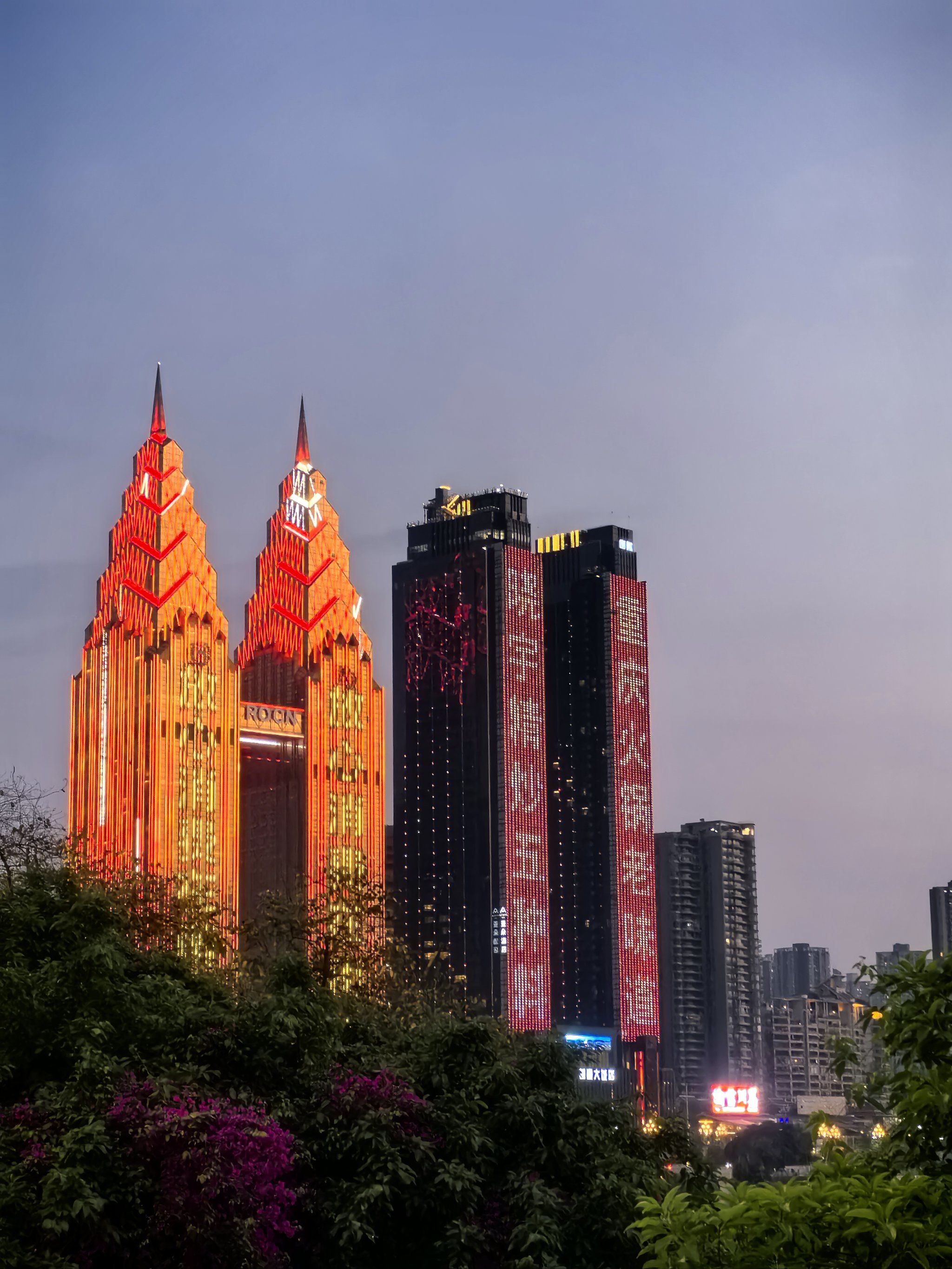 重庆市南岸区南滨路与烟雨路交汇处,双子座