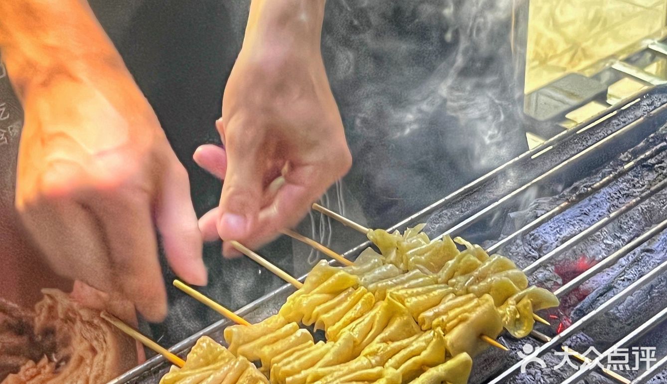 露天街边吃烤串才是厦门，白天肉铺晚上烤串