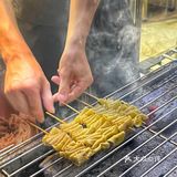 露天街边吃烤串才是厦门，白天肉铺晚上烤串