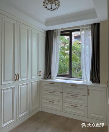 衣柜颜色选的是奶油白，这个颜色真的很好看，不是纯白
