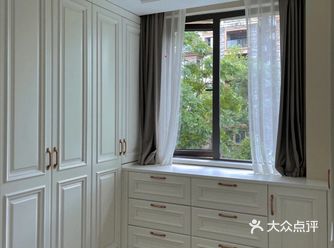 衣柜颜色选的是奶油白，这个颜色真的很好看，不是纯白