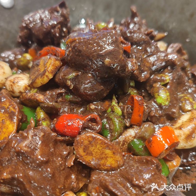 永州血鸭饭店。这里的血鸭是一绝，鸭肉鲜美，搭配秘制酱料