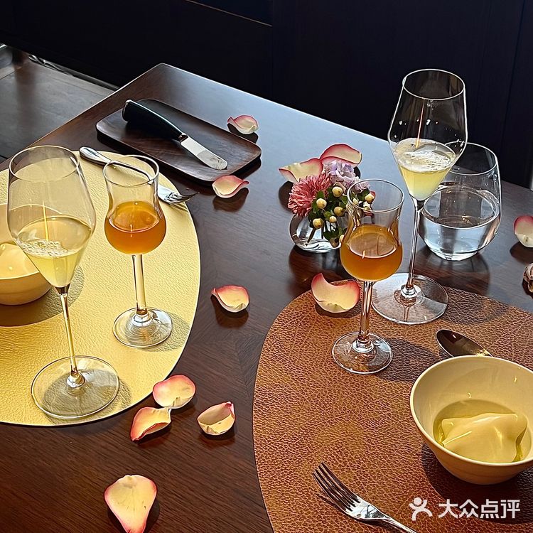 超有氛围感的法式浪漫餐厅 红色富贵花