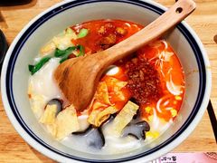 滇式杂酱焖肉米线-刀小蛮半只鸡过桥米线(新奥购物中心店)