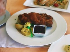 炸小牛肉排配蔓越莓酱-Seerestaurant Im Weissen Rössl