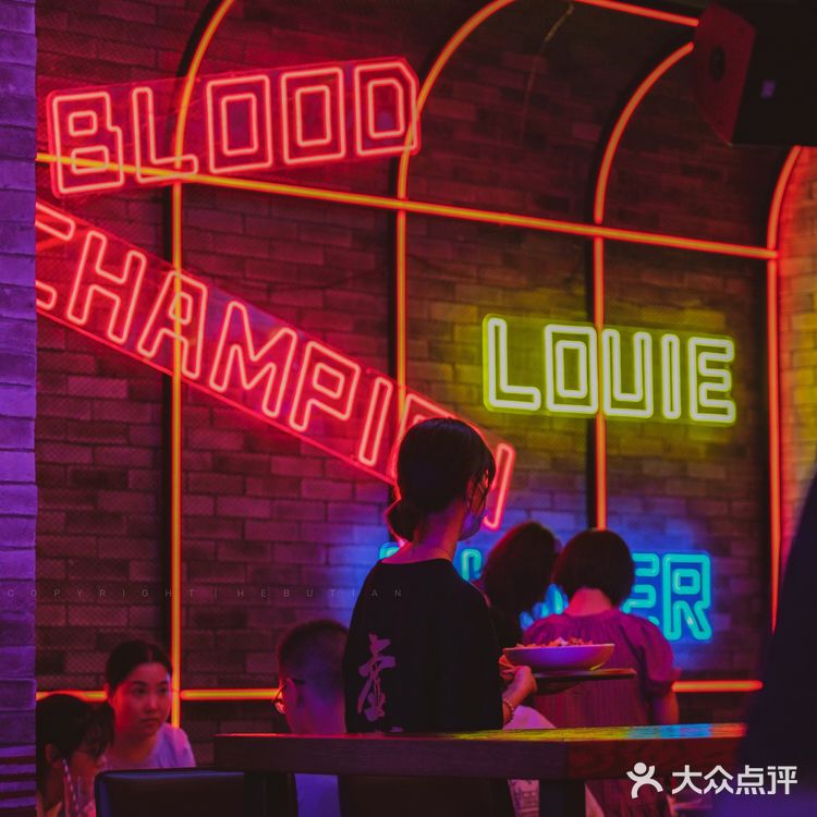魔都网红 国酿之光来武汉啦!氛围感拉满🍻