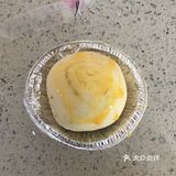 封口朝下，面上再刷一遍蛋黄液，进烤箱，烤它，出炉