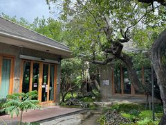 -Chom Cafe and Restaurant