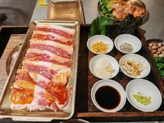 -围炉肉舍•炭烤活鳗•丹东海鲜烤肉(步行街店)