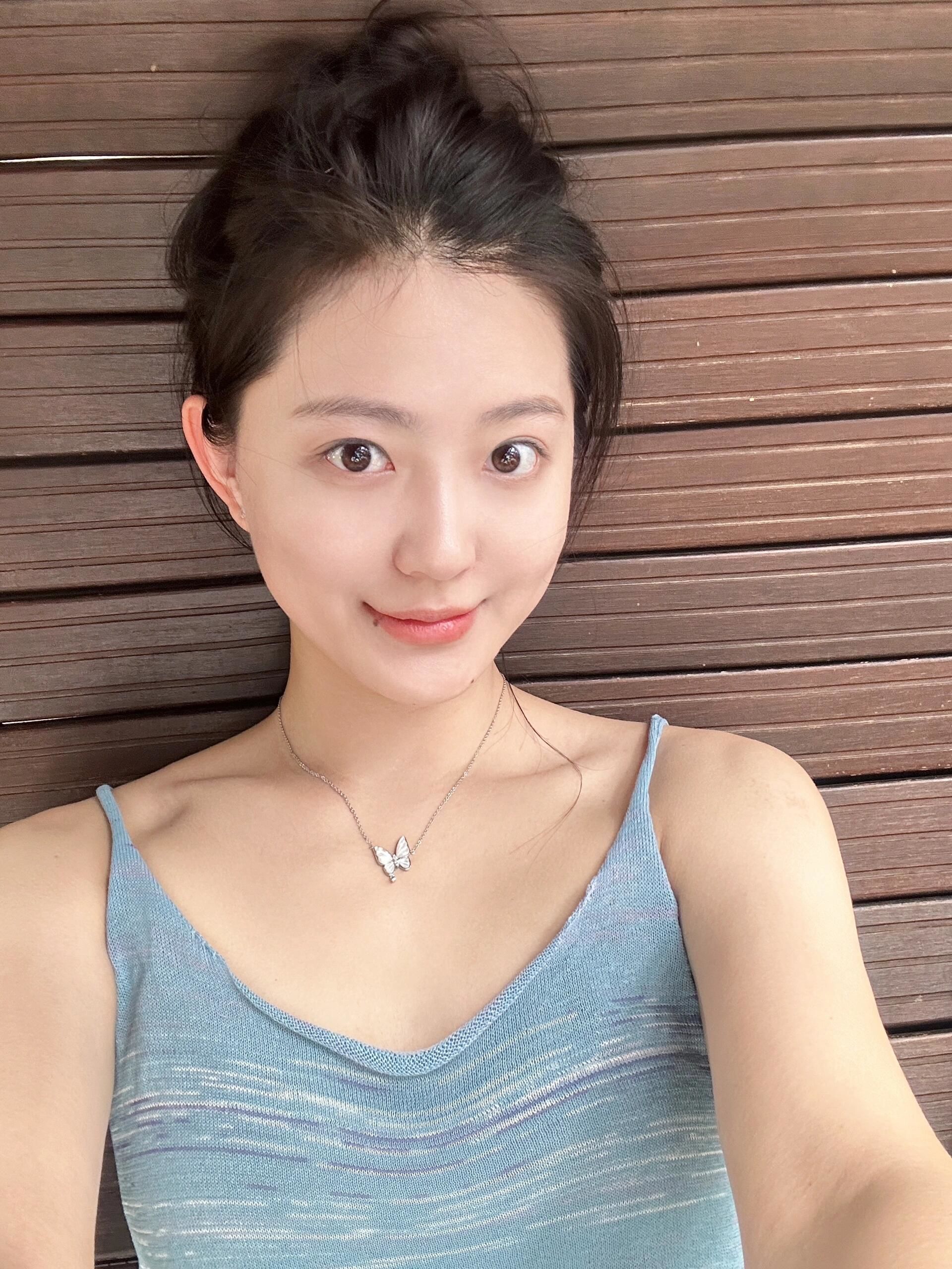 照镜子自拍也能美美哒