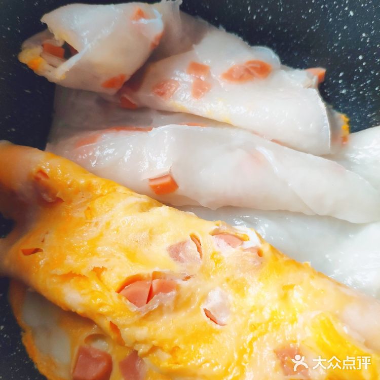 将蒸肠粉的盘子刷一层油，防止粘粉不脱— 将肠粉浆倒入盘子