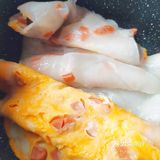 将蒸肠粉的盘子刷一层油，防止粘粉不脱— 将肠粉浆倒入盘子