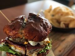 双蛋指椒牛肉汉堡-魏斯理汉堡(西安沣东吾悦店)