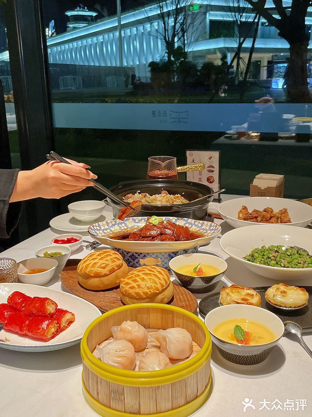 ️他们家的港式茶店，虾饺，肠粉之类的都是地道又好吃！