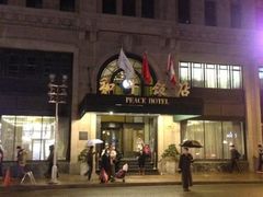 酒店大门-上海和平饭店 Fairmont Peace Hotel