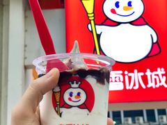 -蜜雪冰城(万达广场外B号门门口外集装箱店)