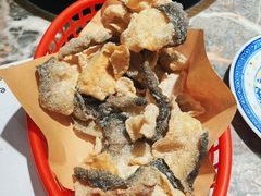 鲜美炸鱼皮-禄婶鸡煲·打边炉