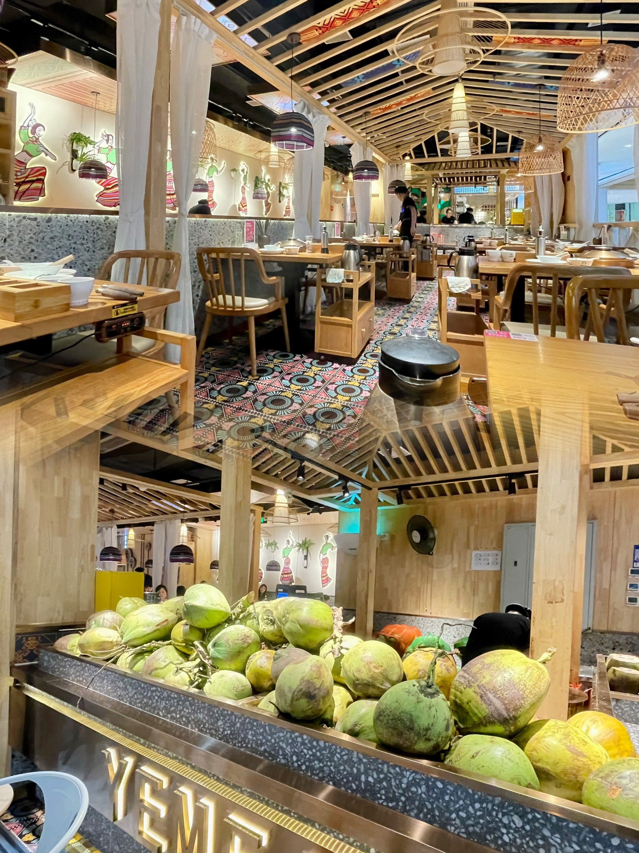 n环境干净,店铺空间还算宽敞明亮
就是吃火锅这种热辣辣的食物