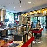 那么,这家新华书店就是大后方— 负责赚钱养家
