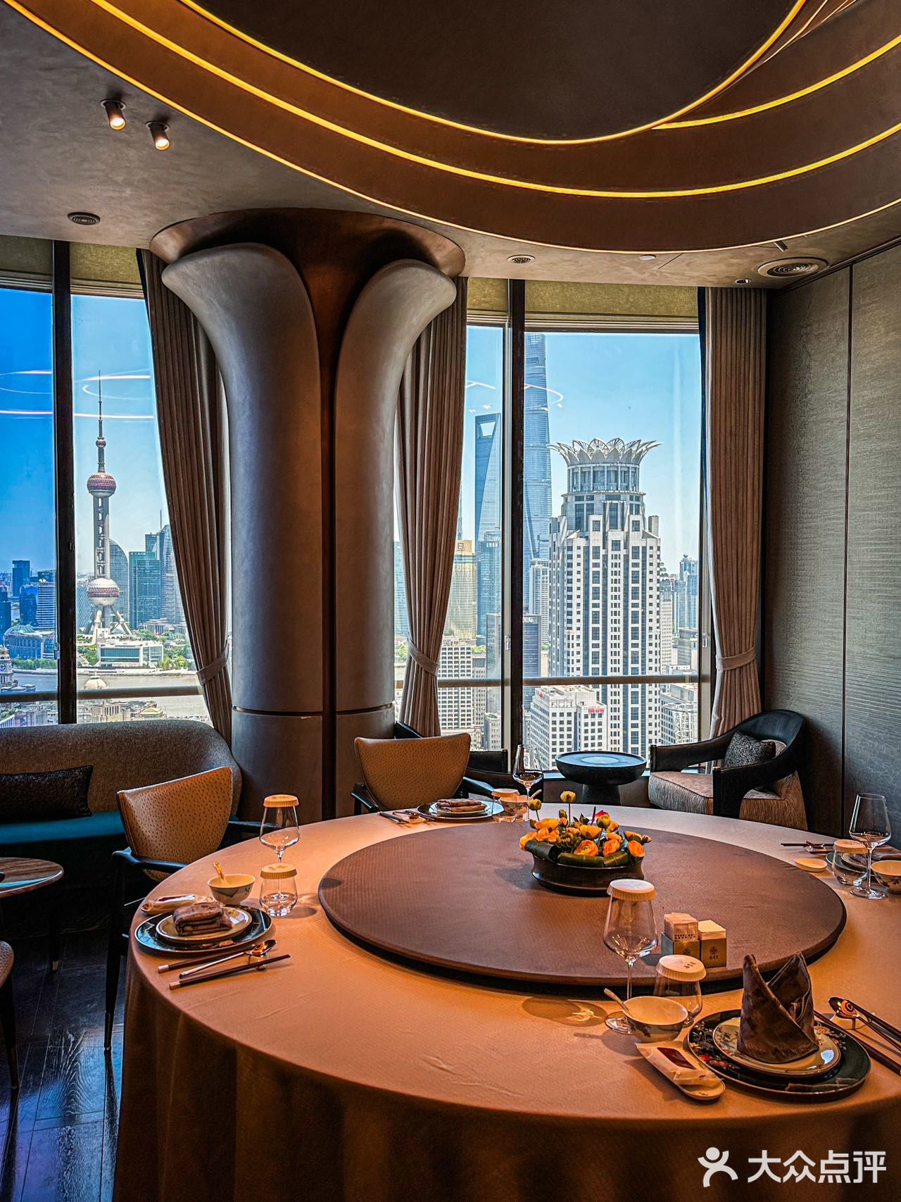打卡望出去就是魔都三件套的餐厅
