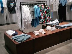 -URBAN REVIVO(上海中庚漫游城店)