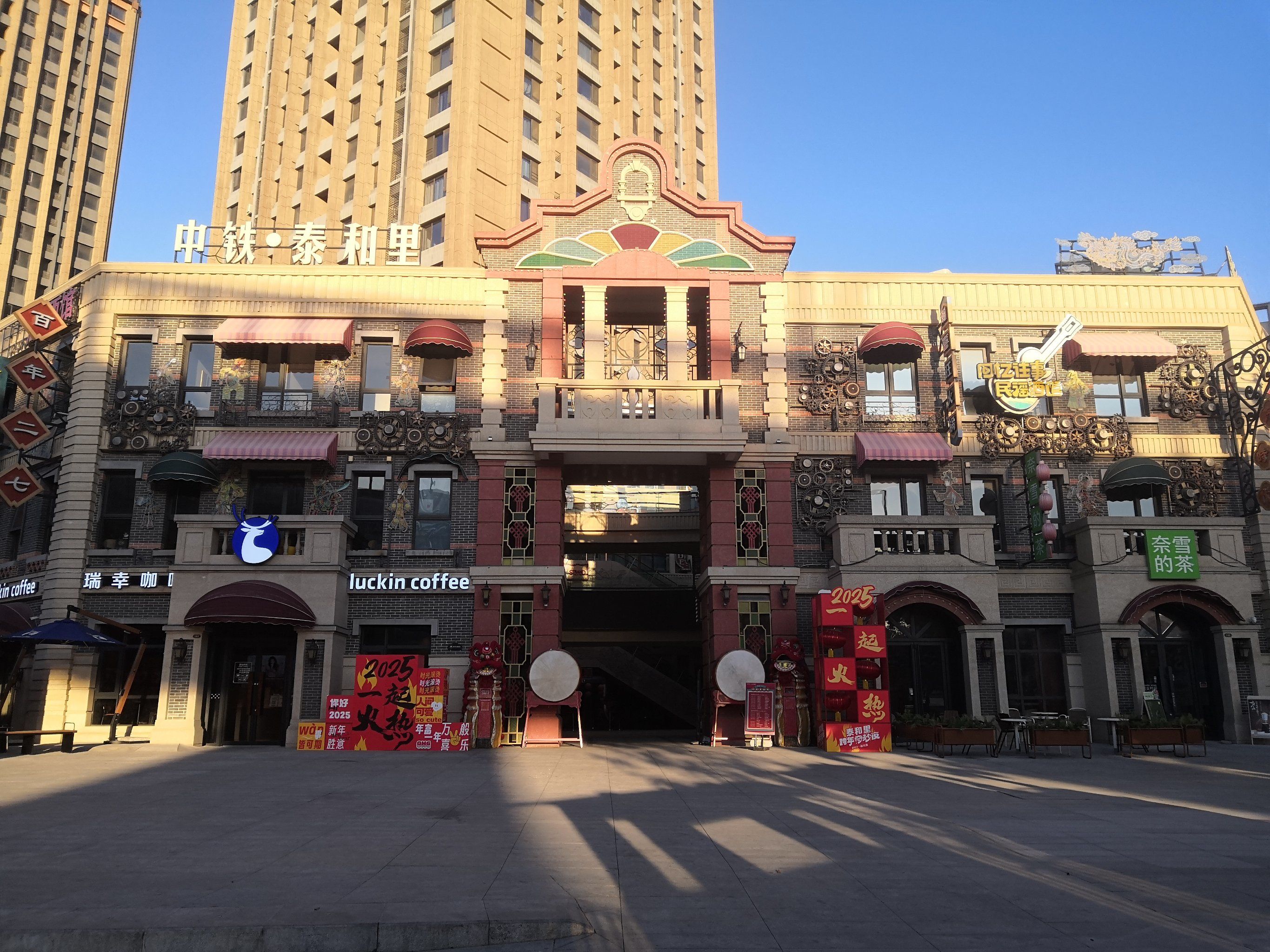商业街的热闹时光