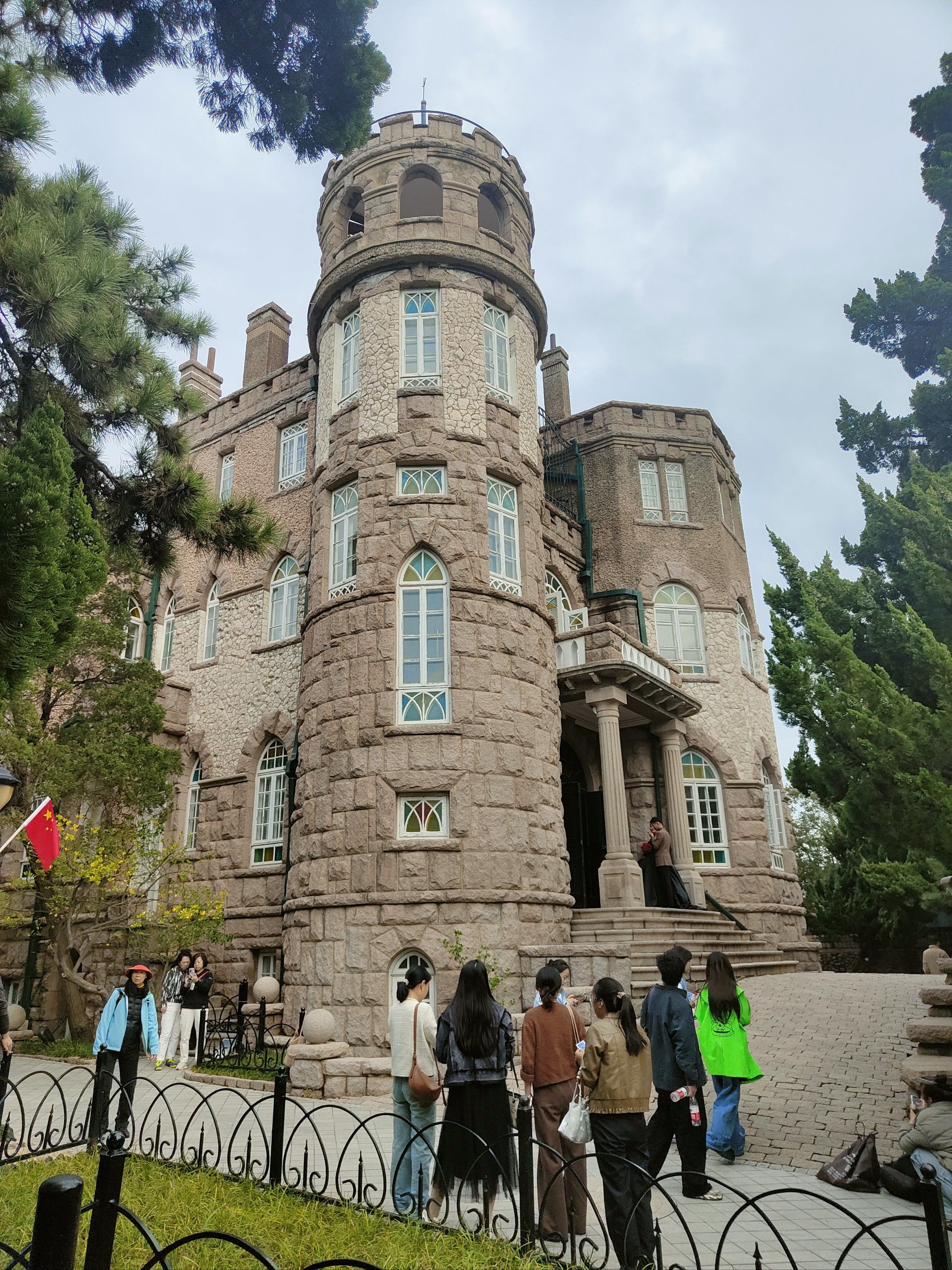 天天领红包漫步青岛八大关,看历史建筑,感历史风情,来的人还是憾噜