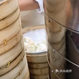 一早就有好几个人在排队了，包子个头大冒着热气