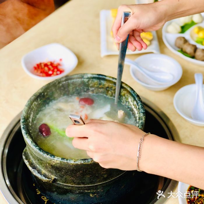 墨脱石锅椰子鸡•糟粕醋•东山羊(大东海店)墨脱石锅椰子鸡图片