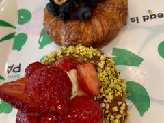 草莓开心果可颂-PAOPAO Bakery&Café(港汇店)