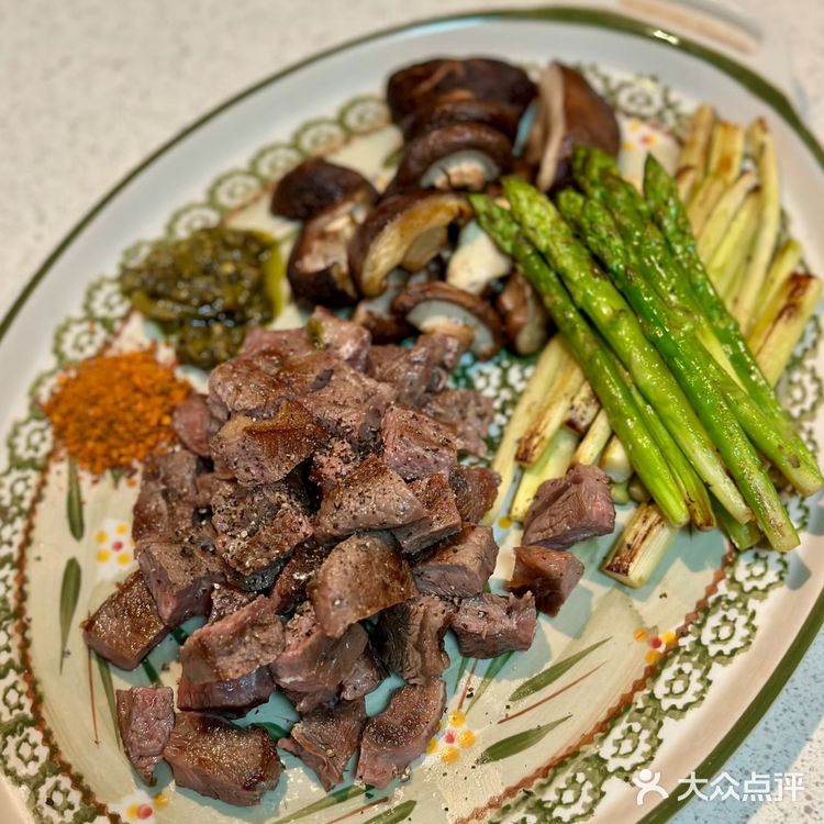 煎牛排配芦笋和蘑菇，煎虾仁沙拉，主食吃玉米粑粑