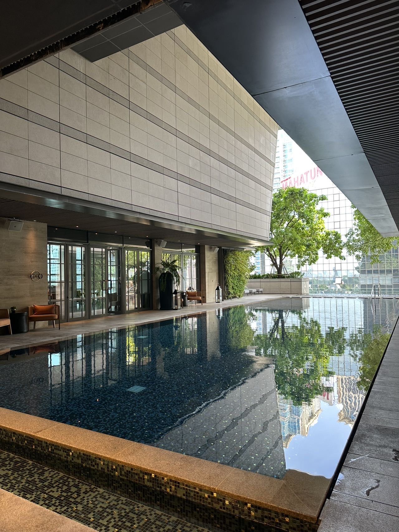 酒店的这一方露天泳池,满满的热带风情,也